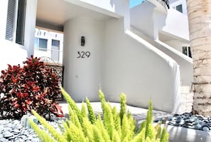 Exterior detail - Sun, Sand & Comfort: 1/1 Apartment by the Beach (Hollywood)