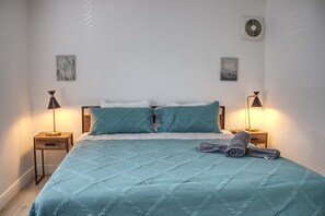 1 bedroom, desk, iron/ironing board, travel cot - Sun, Sand & Comfort: 1/1 Apartment by the Beach (Hollywood)