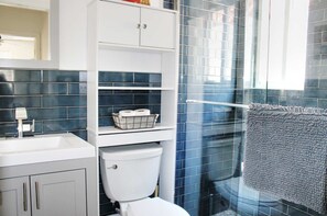 Shower, hair dryer, towels, toilet paper - Sun, Sand & Comfort: 1/1 Apartment by the Beach (Hollywood)