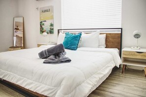 1 chambre, bureau, fer et planche à repasser, lit parapluie