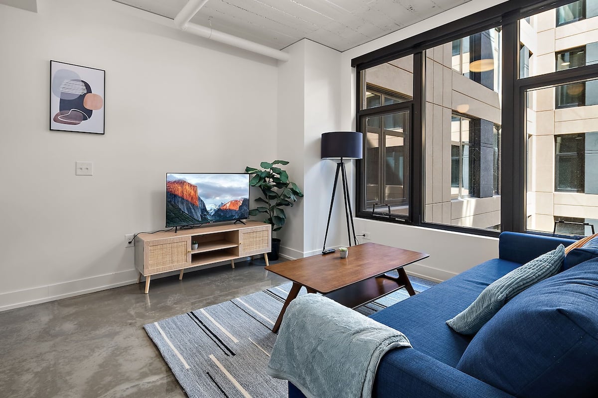 Deluxe Apartment, 1 Bedroom, Non Smoking | Ruang tamu | TV Pintar, Netflix, Hulu, perkhidmatan penstriman