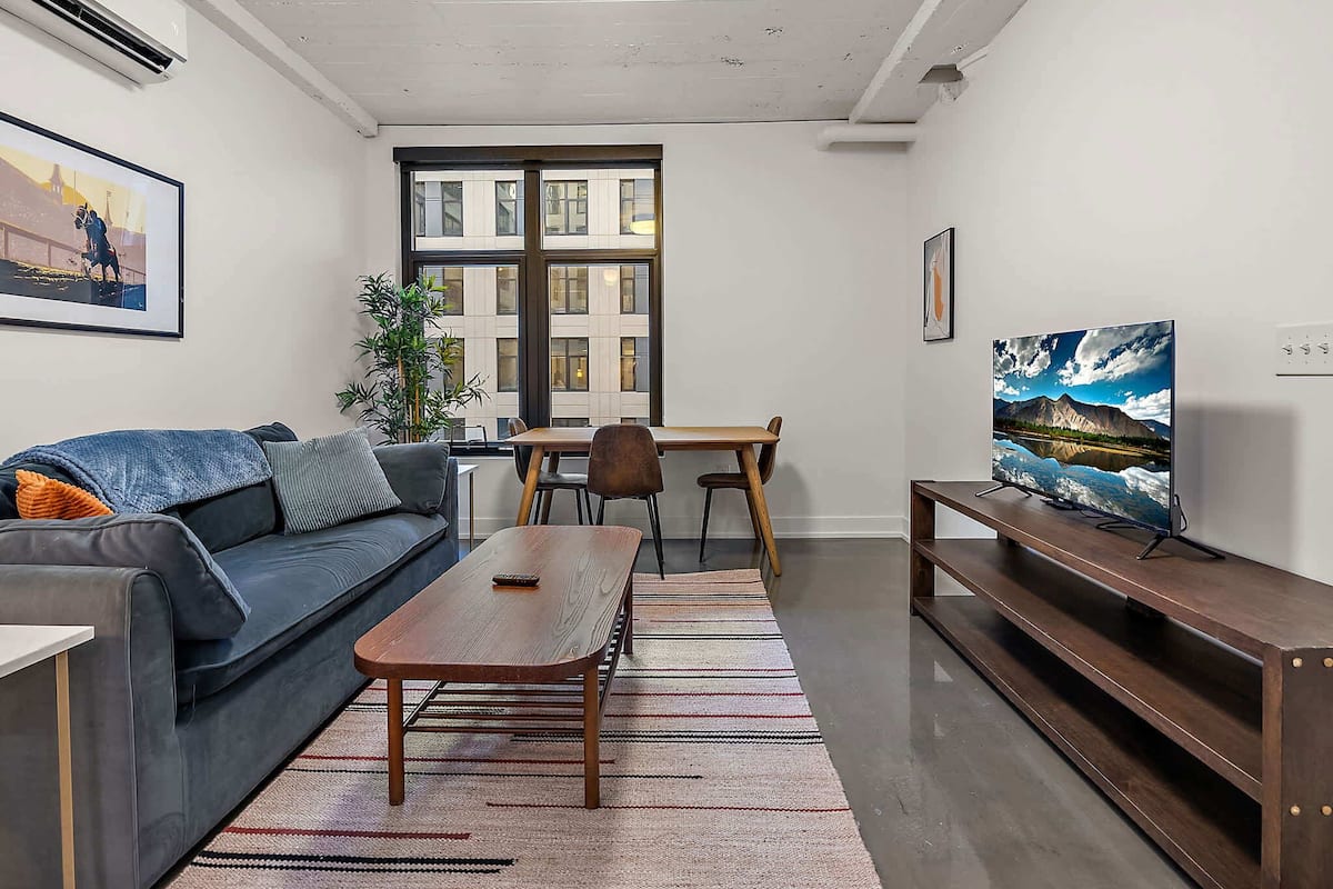 Deluxe Apartment, 1 Bedroom, Non Smoking | Ruang tamu | TV Pintar, Netflix, Hulu, perkhidmatan penstriman