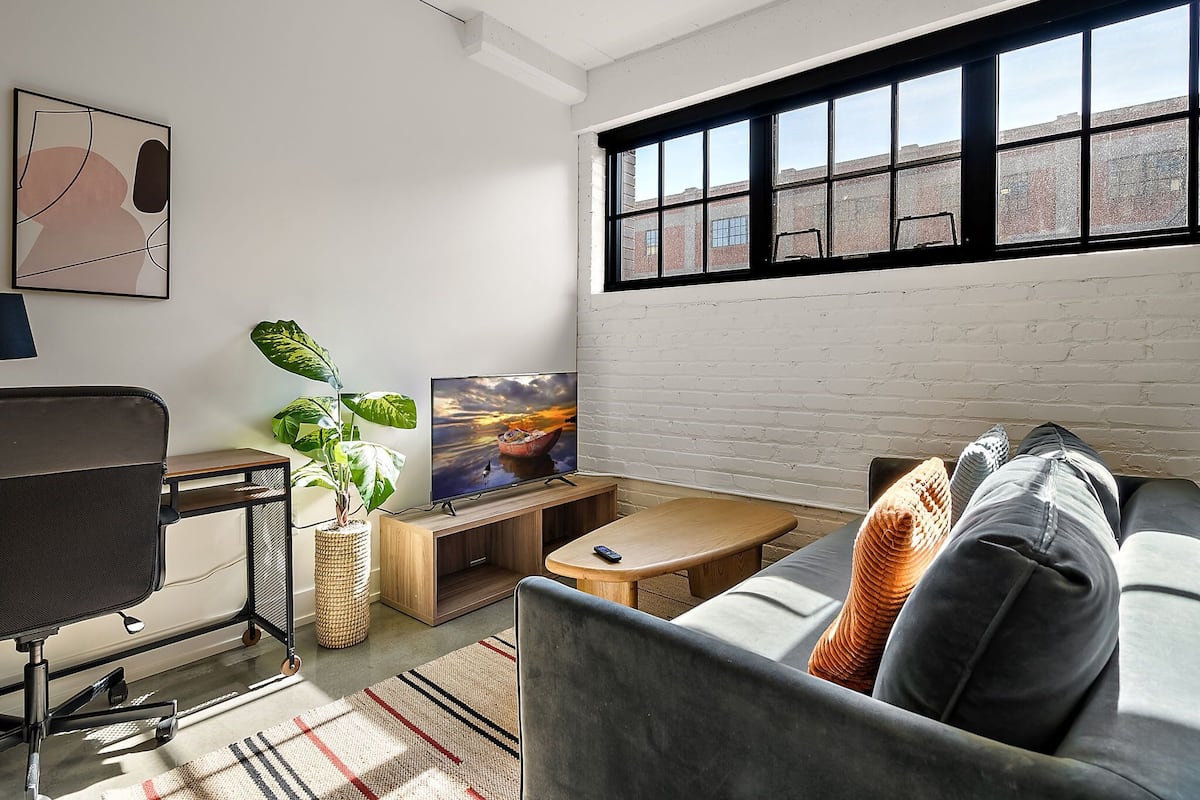 Deluxe Studio, Non Smoking | Living area