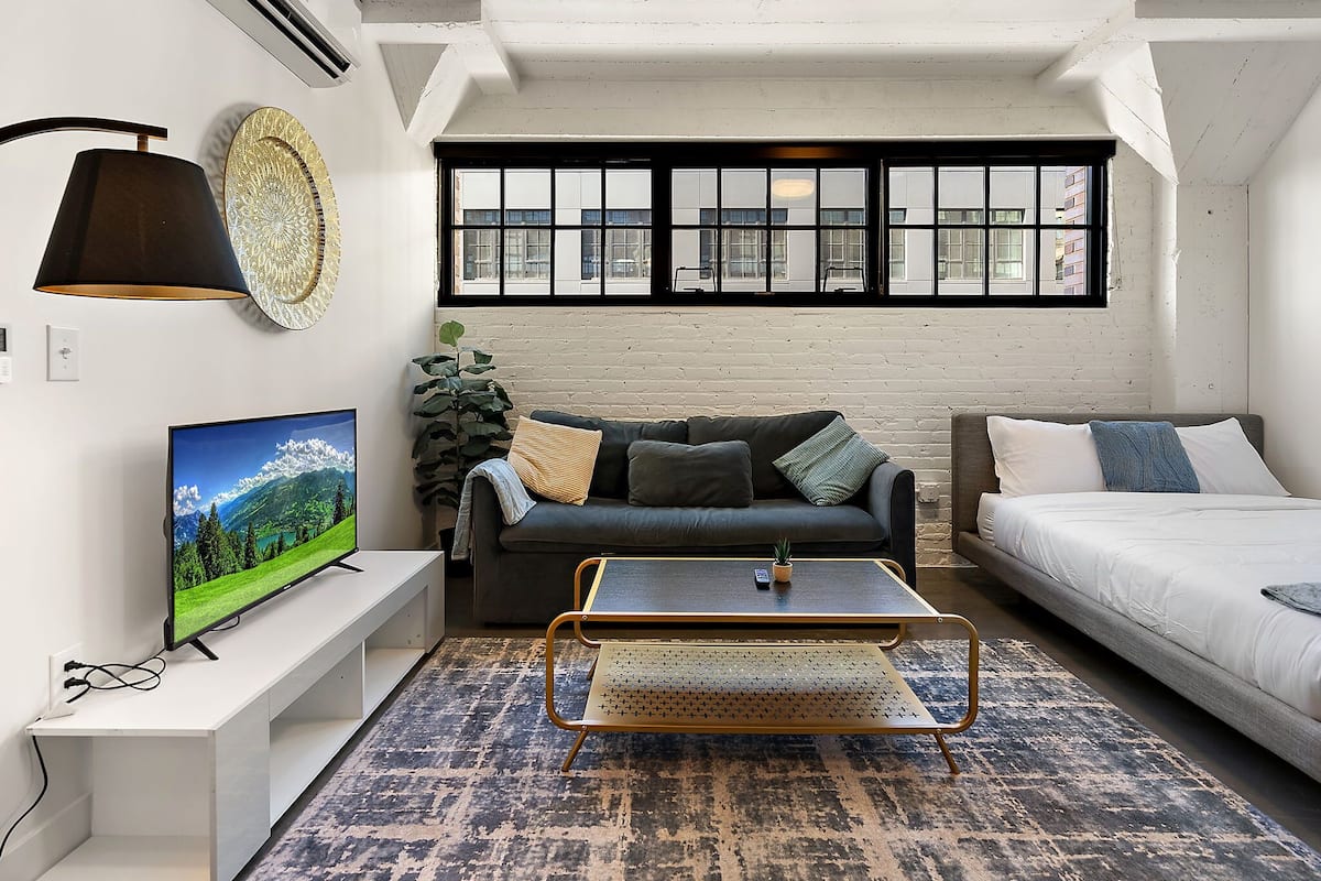 Deluxe Studio, Non Smoking | Ruang tamu | TV Pintar, Netflix, Hulu, perkhidmatan penstriman