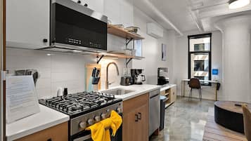 Apartamento Deluxe, 1 habitación, no fumadores | Cocina privada | Frigorífico, microondas, cafetera o tetera y tostadora