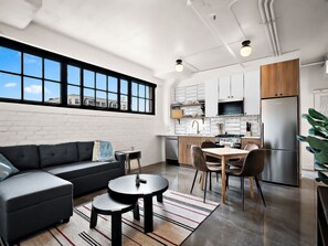 디럭스 아파트, 침실 2개, 금연 | 거실 공간 | 스마트 TV, 넷플릭스, 훌루, 스트리밍 서비스