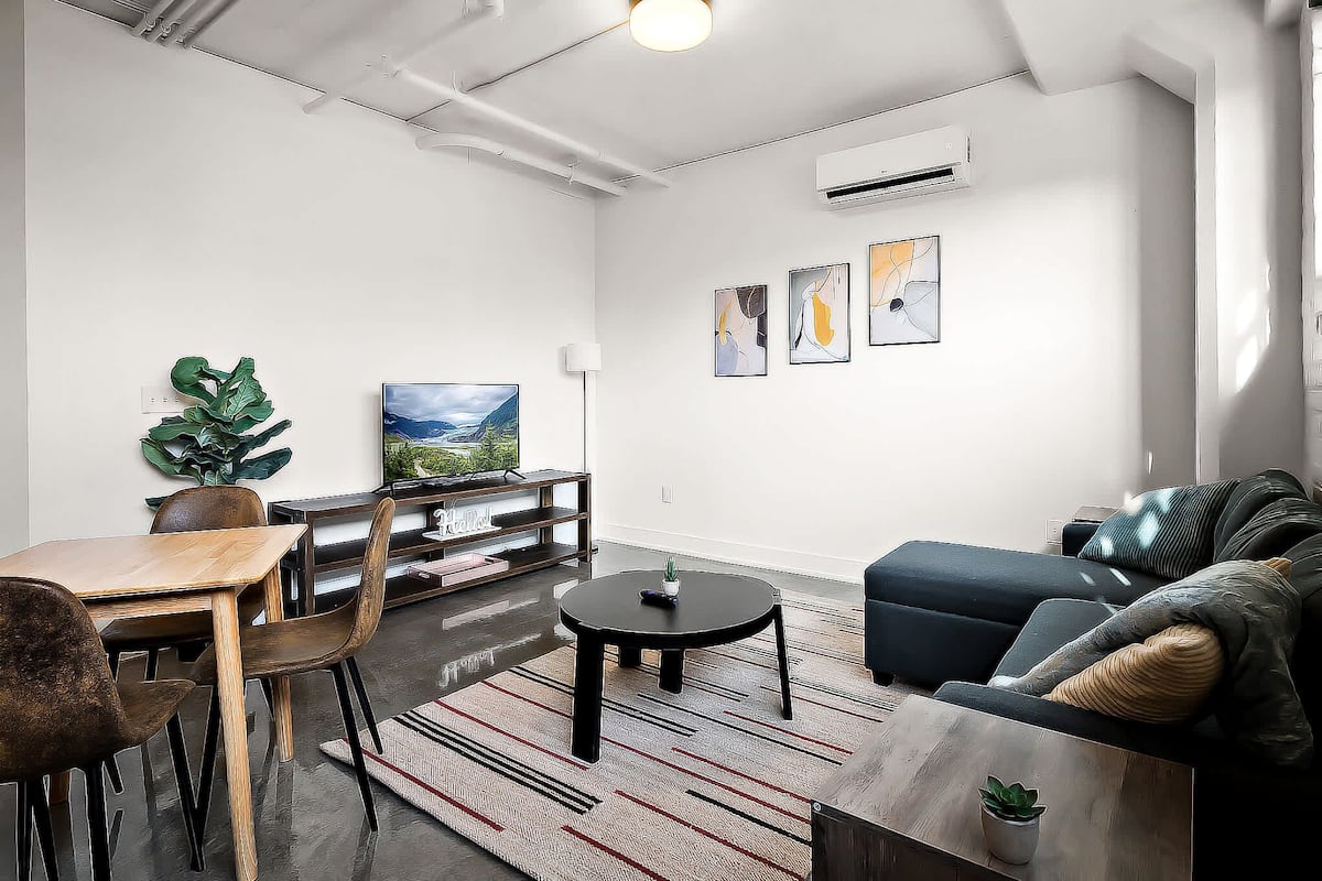 Deluxe Apartment, 2 Bedrooms, Non Smoking | Ruang tamu | TV Pintar, Netflix, Hulu, perkhidmatan penstriman