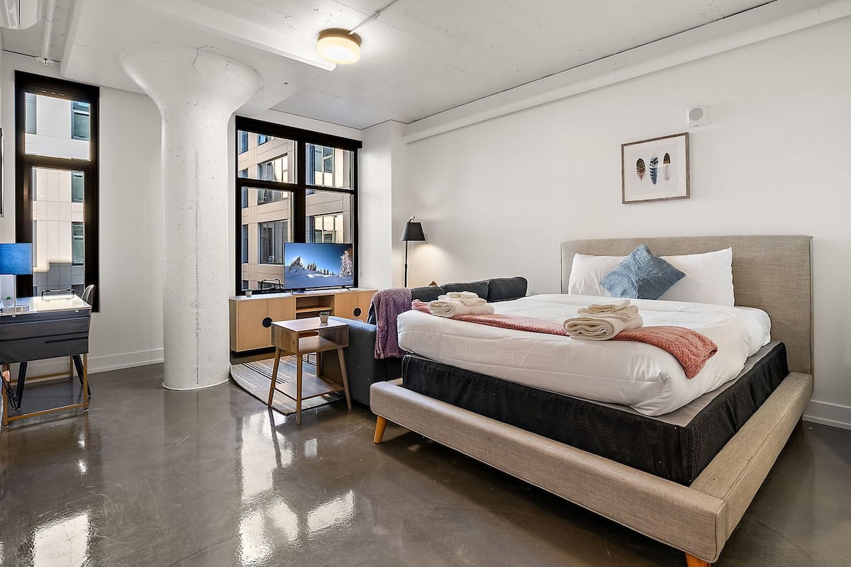 Deluxe Studio, Non Smoking | Living area