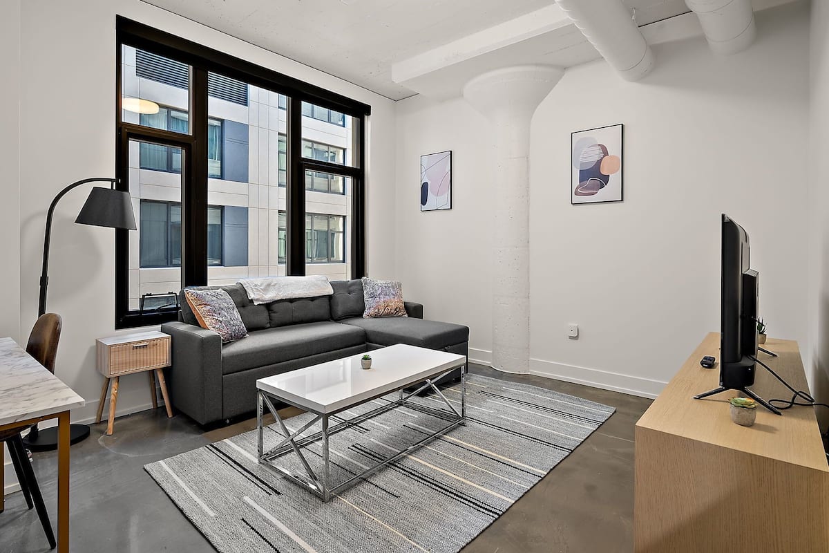 Deluxe Apartment, 1 Bedroom, Non Smoking | Ruang tamu | TV Pintar, Netflix, Hulu, perkhidmatan penstriman