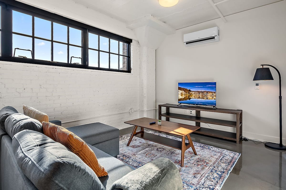 Deluxe Apartment, 1 Bedroom, Non Smoking | Ruang tamu | TV Pintar, Netflix, Hulu, perkhidmatan penstriman