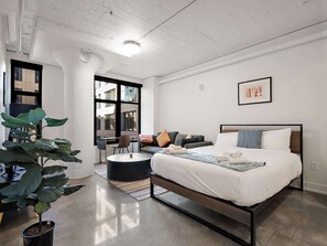 디럭스 스튜디오, 금연 | 각각 다른 스타일의 인테리어, 각각 다르게 가구 비치, 노트북 작업 공간, 다리미/다리미판