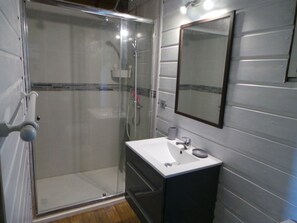 Douche, sèche-cheveux, serviettes fournies, papier toilette