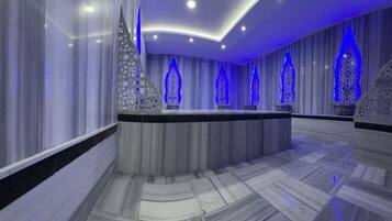 Masajes con piedras calientes y masajes de tejido profundo