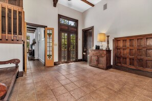 المنشأة من الداخل