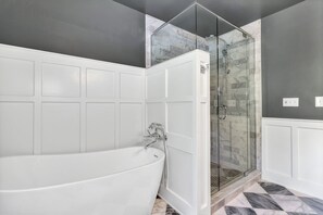 Classic-Haus, 3 Schlafzimmer, Nichtraucher, Bergblick | Badezimmer | Kostenlose Toilettenartikel, Handtücher, Seife, Toilettenpapier