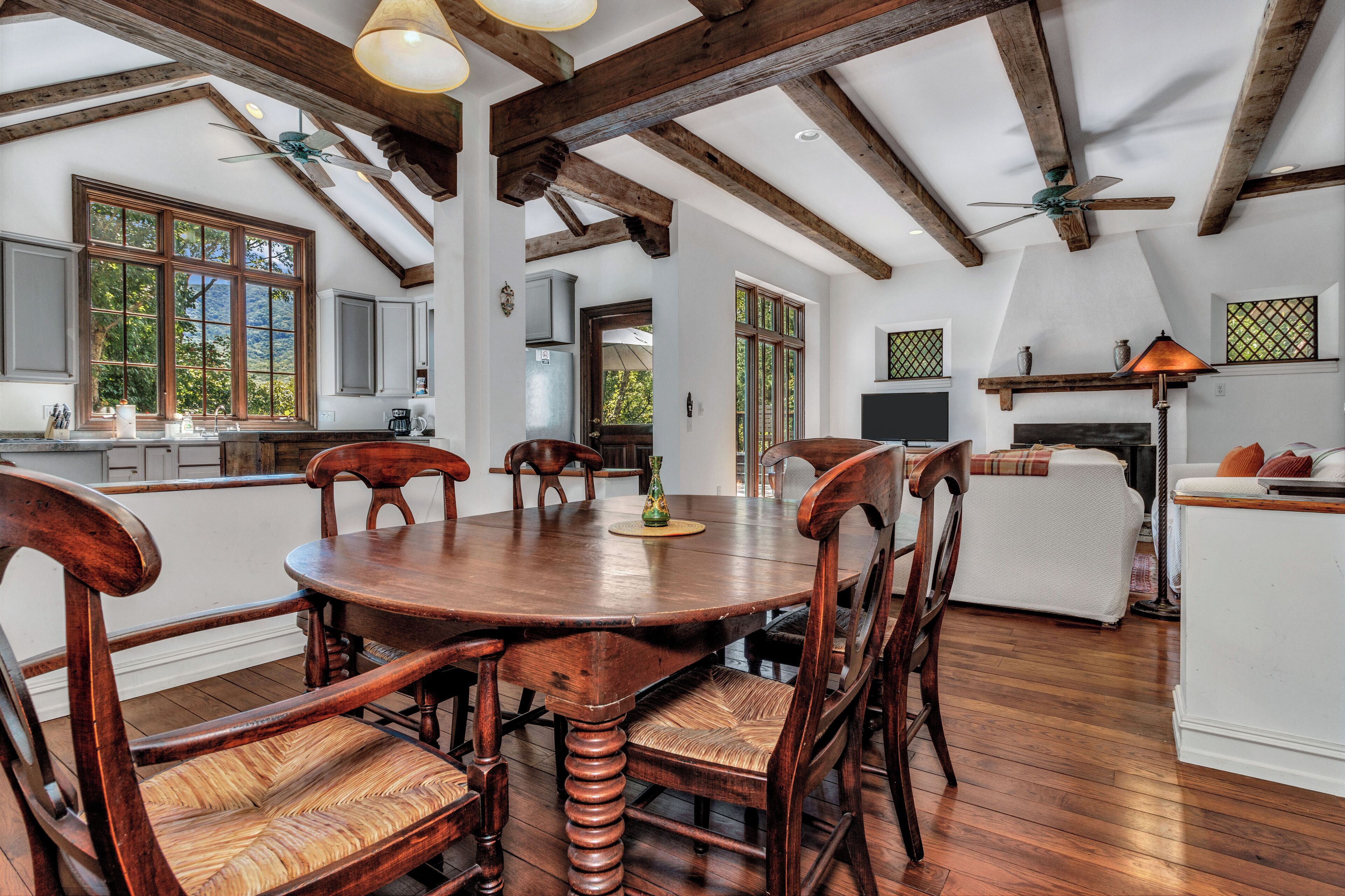 Classic House, 3 Bedrooms, Non Smoking, Mountain View | Private kitchen | Microwave, oven, stovetop, dishwasher