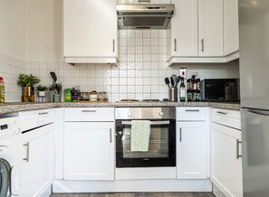 Departamento | Cocina privada | Refrigerador, microondas, horno y parrilla de estufa 