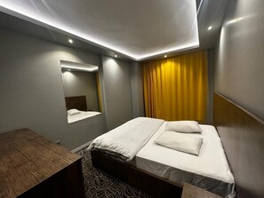 Desk, laptop workspace, free WiFi - BEST SUITE (Istanbul)