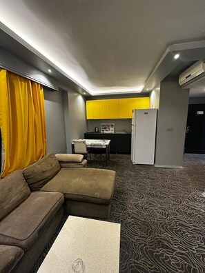 Triple Room, Garden View | In-room dining - Leyla Suit (Istanbul)