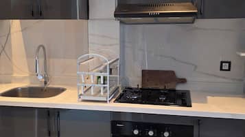Een koelkast, een microgolfoven, een oven, een vaatwasser