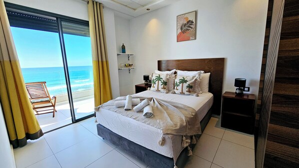 1 chambre, fer et planche à repasser, lit de bébé portatif