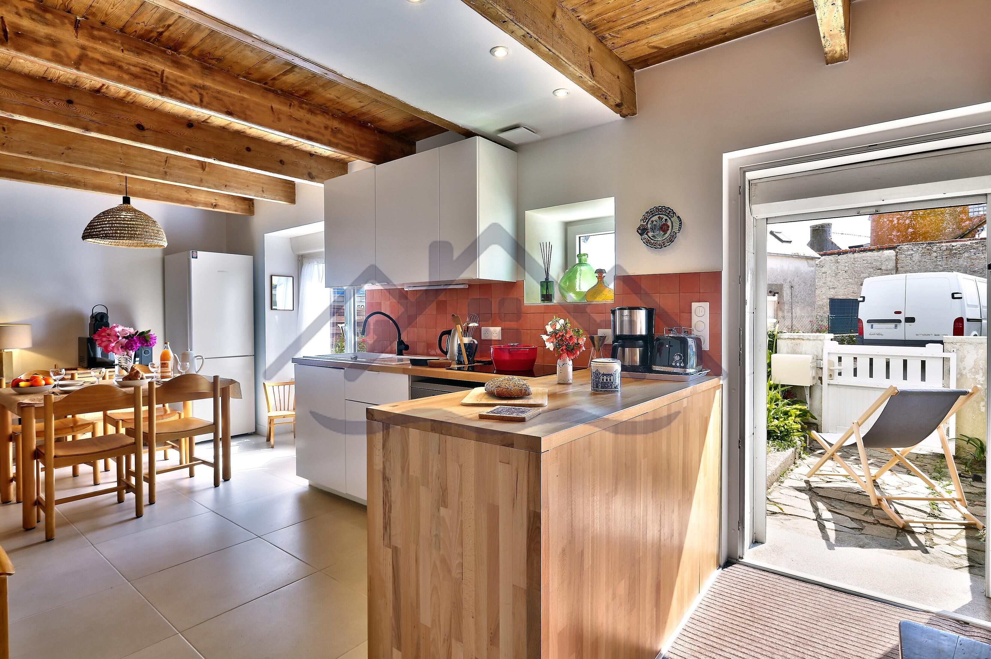 Réfrigérateur, micro-ondes, cafetière/bouilloire