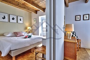 2 quartos, ferros/tábuas de passar roupa, Wi-Fi, roupa de cama