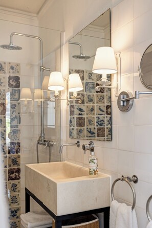 Dusche, Haartrockner, Bidet, Handtücher
