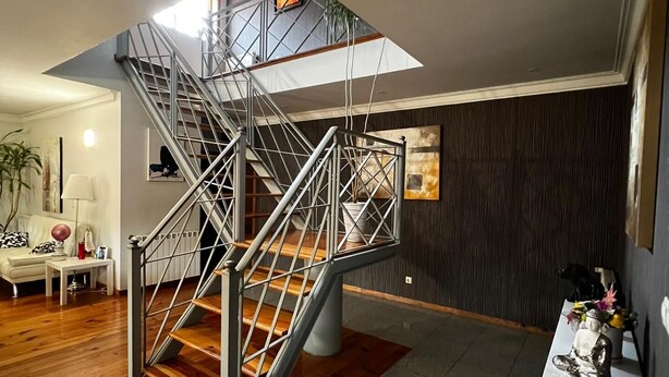 A modern interior with a spiral staircase, wooden flooring, and a grey tiled floor. - Viana do castelo Villa rioneiva (Alvarães)