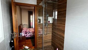 Ducha, secador de pelo, bidé y toallas