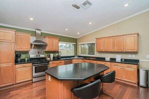 Frigorífic, microones, forn i placa de cuina 