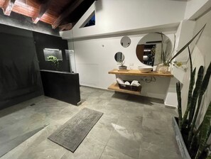 Hårføner, håndklær, såpe og toalettpapir