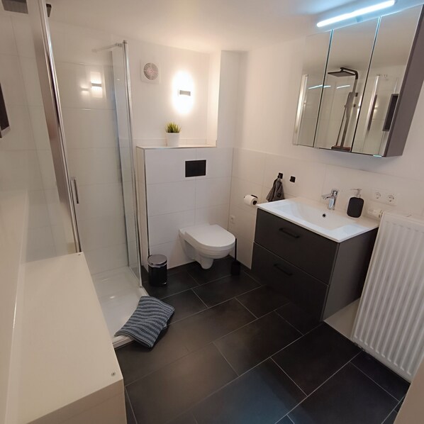 Regadera, toallas, jabón, papel de baño 