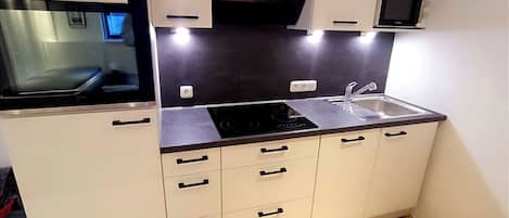 Frigorifero, microonde, forno, piano cottura