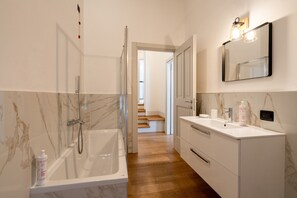 Shower, hair dryer, bidet, towels - Palazzo Odescalchi by Wonderful Italy - Apt 8 (Como)