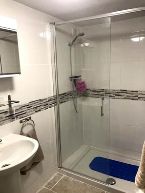 Dusche, Haartrockner, Handtücher, Seife