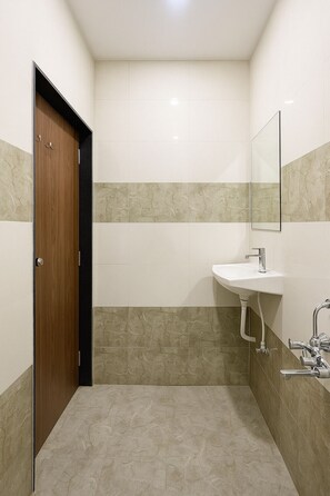 Dusche, kostenlose Toilettenartikel, Bademäntel, Hausschuhe