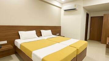 Escritorio, wifi gratis y ropa de cama