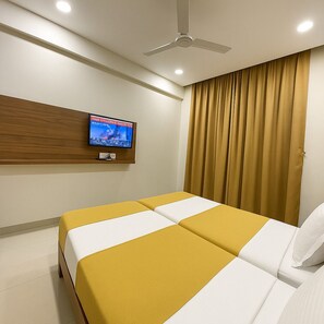 Superior Room | Desk, soundproofing, free WiFi, bed sheets - Stay Guru Hari Om Residency (Bhuj)