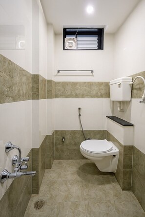 Dusche, kostenlose Toilettenartikel, Bademäntel, Hausschuhe