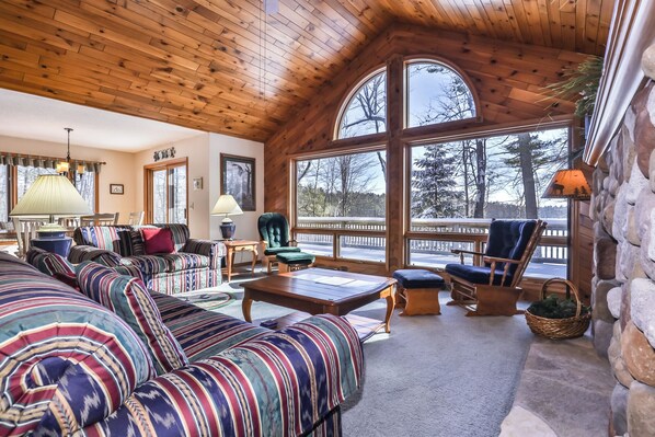 TV connectée, cheminée, lecteur de DVD, livres