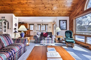 Smart TV, fireplace, DVD player, books - Stepaway Vacation Rentals-Sweet Verna (Arbor Vitae)
