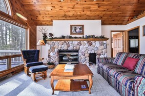 Smart TV, fireplace, DVD player, books - Stepaway Vacation Rentals-Sweet Verna (Arbor Vitae)