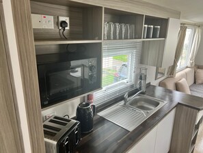 Een koelkast, een microgolfoven, een oven, een kookplaat