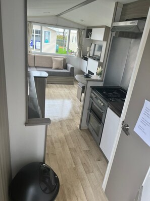 Een koelkast, een microgolfoven, een oven, een kookplaat