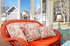 Maison, plusieurs lits, cuisine, vue jardin (Saltwater Cottage) | Coin séjour | Télévision à écran plat de 35 pouces avec chaînes numériques