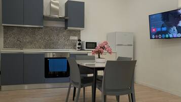 KĂŒhlschrank, Mikrowelle, Ofen, Herdplatte