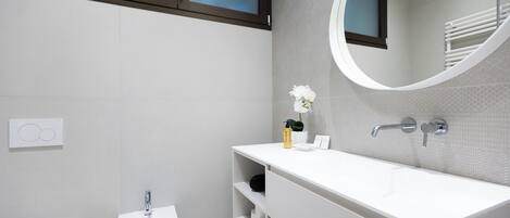 Dusche, Haartrockner, Bidet, Handtücher
