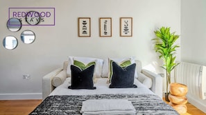 2 bedrooms, desk, iron/ironing board, WiFi - Modern Apartment | Pet-Friendly, Wi-Fi, Netflix (Camberley)