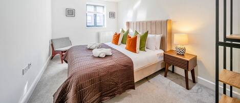 2 bedrooms, desk, iron/ironing board, WiFi